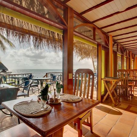Robert'S Grove Beach Resort Placencia المطعم الصورة